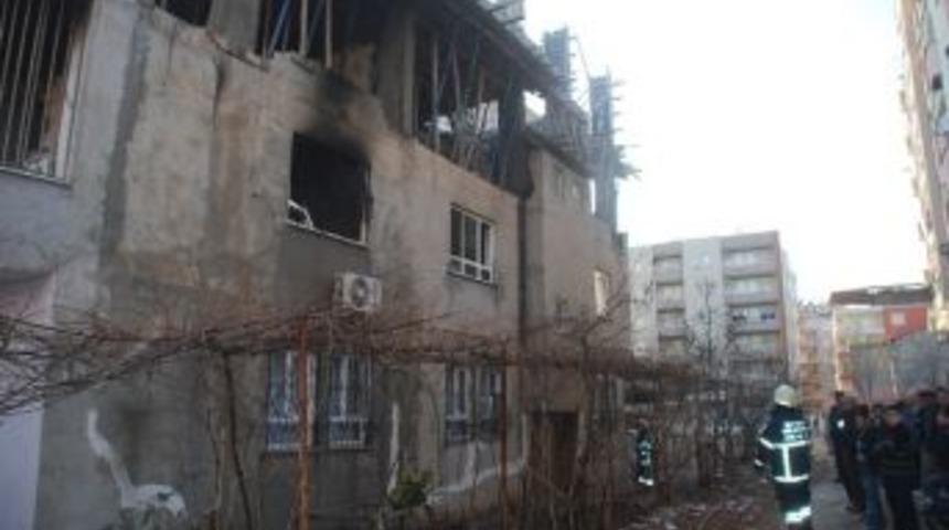 &Uuml;&ccedil; Katlı Binada &Ccedil;ıkan Yangın Korkuttu