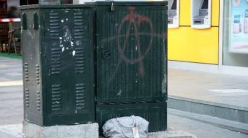 Banka Şubesi &Ouml;n&uuml;nde Ş&uuml;pheli Paket Paniği