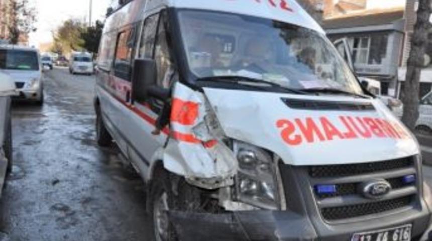 Hasta Almaya Giden Ambulans Kaza Yaptı