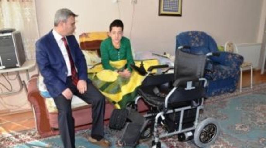 Engelli &Ouml;ğrenciye Ak&uuml;l&uuml; Tekerlekli Sandalye