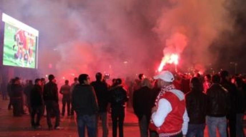 Taraftarlar Dev Ekrandan Ma&ccedil;ı İzledi