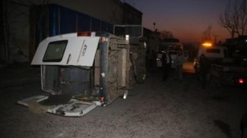 İki Minib&uuml;s &Ccedil;arpıştı: 8 Yaralı