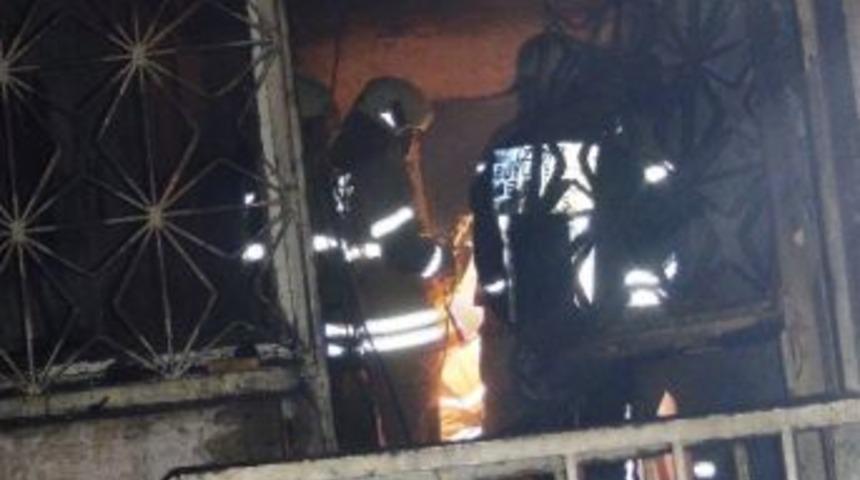 İzmir&rsquo;de Gece Yarısı &Ccedil;ıkan Yangın Korkuttu