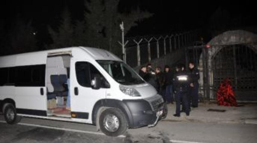 Beykoz&rsquo;da &Ccedil;ıkan Silahlı &Ccedil;atışmada 2 Kişi Yaralandı