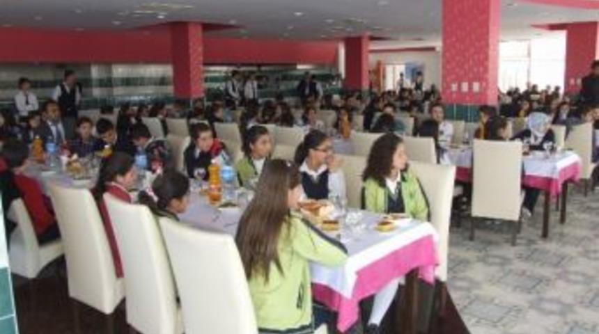 Yerk&ouml;y&rsquo;de Başarılı &Ouml;ğrenciler Yemekte Buluştu