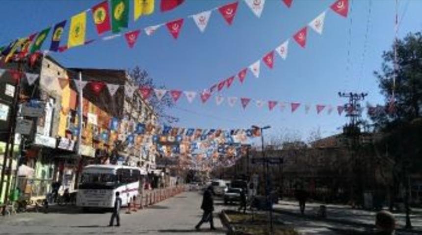 Siyasi Partiler Caddeleri Bayraklarla S&uuml;sledi