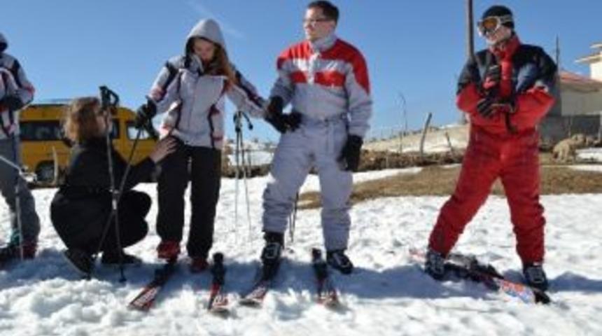 Avrupalı İşitme Engelli &Ouml;ğrencilerin Kayak Keyfi
