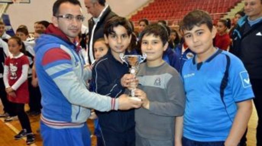 Badminton K&uuml;&ccedil;&uuml;kler İl Birincileri Kupalarına Kavuştu