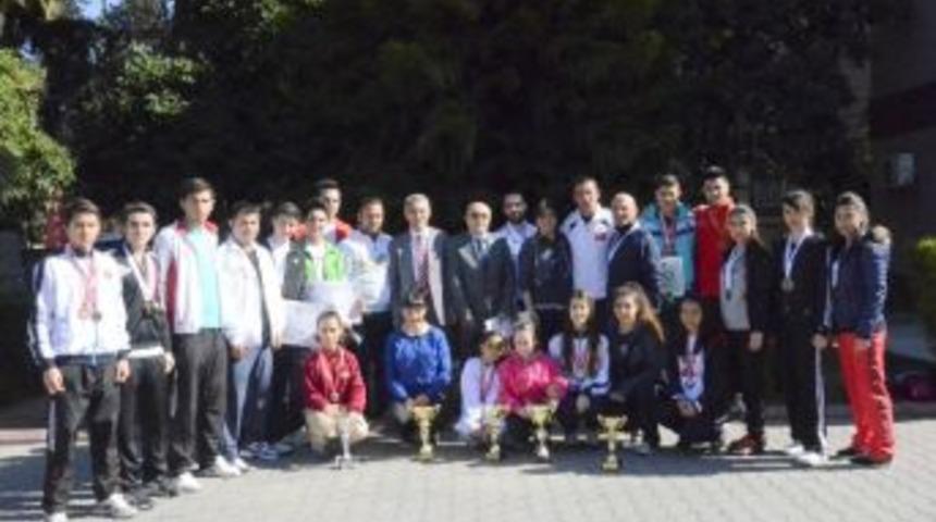 Hadi, Karatede Madalyalı Sporcuları Kabul Etti