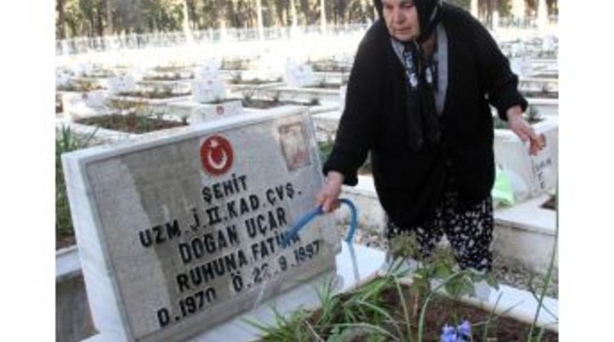 Şehit Annesi Her Cuma Oğlunun Kabrini Temizliyor