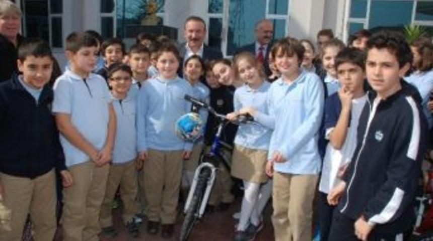 İzmit Beldiyesi 182 &Ccedil;ocuğa Daha Bisikletlerini Teslim Etti