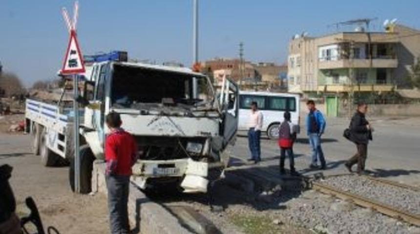 Tren Kamyona &Ccedil;arptı: 2 Yaralı