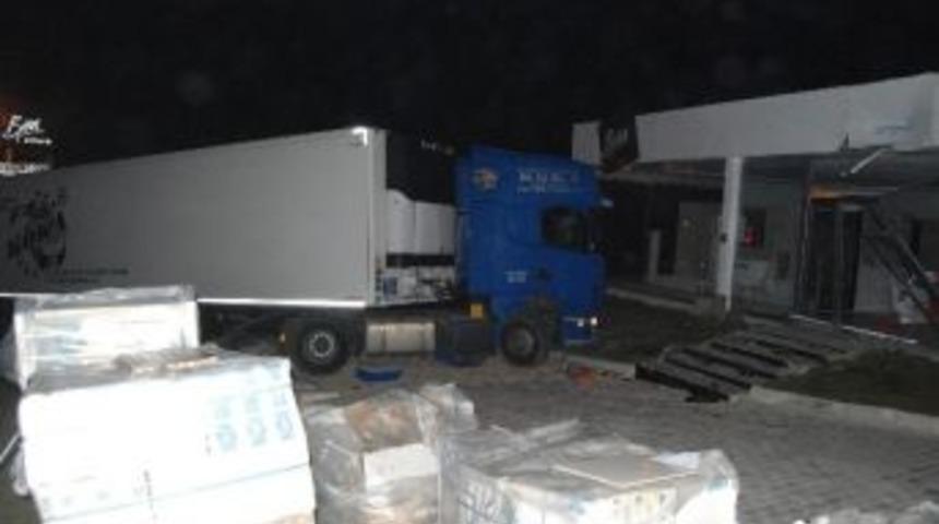 Tır, Seramik Showroomuna Girdi: 1 Yaralı