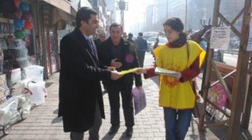 D&uuml;nya Anadil G&uuml;n&uuml;&rsquo;nde Sokakta Temsili K&uuml;rt&ccedil;e Ders Verildi