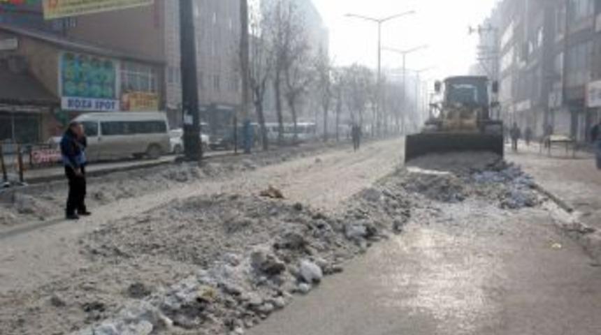 Y&uuml;ksekova Belediyesi'nden Buz Temizliği