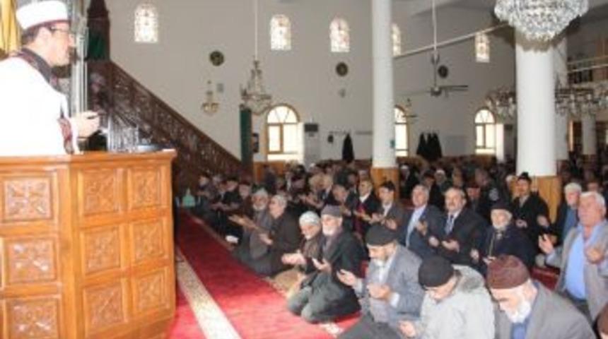 Uşak&rsquo;taki Camilerde Cuma Namazı &Ouml;ncesi Yağmur Duası Yapıldı