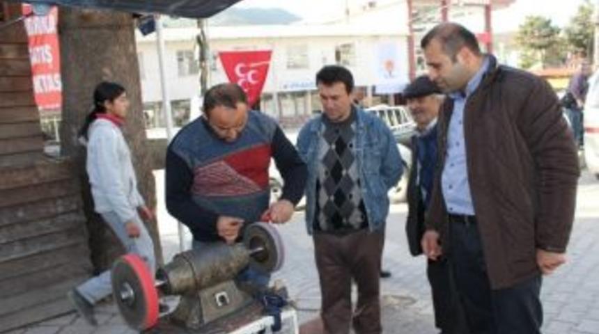 Ekmeğini Bı&ccedil;ak Bileyerek Kazanıyor