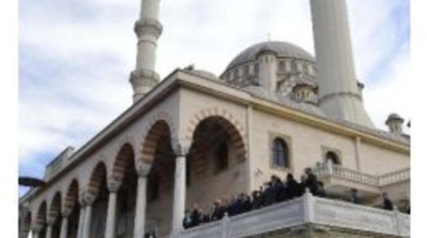 Başbakan Erdoğan Cuma Namazını Hacıveyiszade Camii'nde Kıldı