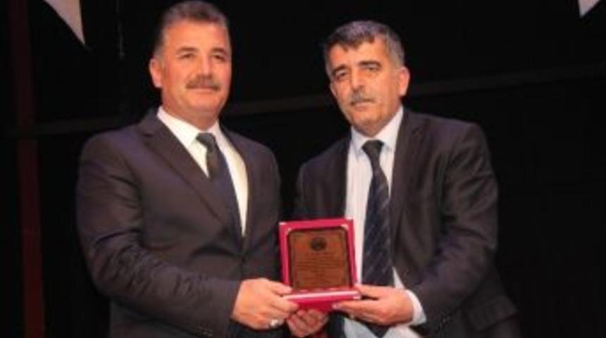 Berberler Ve Kuaf&ouml;rler Odası&rsquo;ndan Başkan Tuna&rsquo;ya Plaket