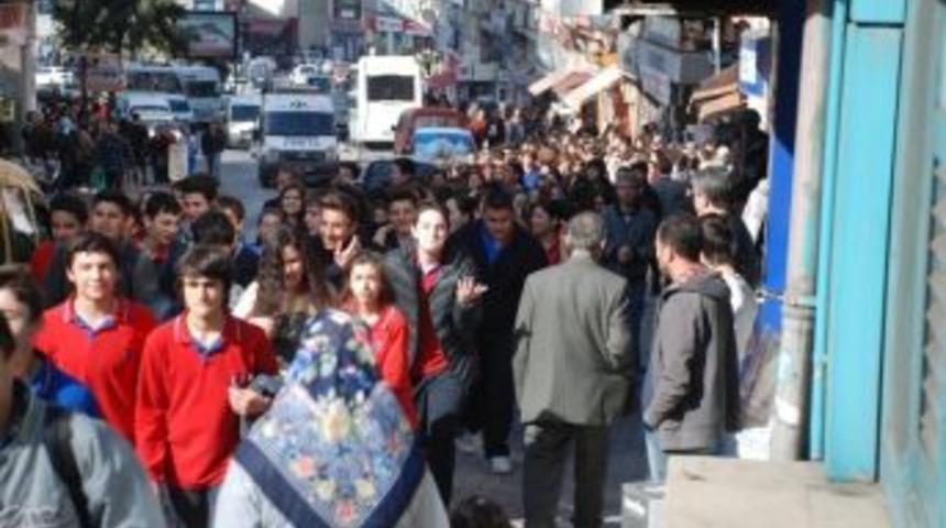 Lise &Ouml;ğrencileri İkili &Ouml;ğretime Ge&ccedil;ilmesini Protesto Etti