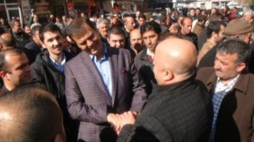 Bitlis Halkı Vali Ve Emniyet M&uuml;d&uuml;r&uuml;n&uuml; Bağrına Bastı