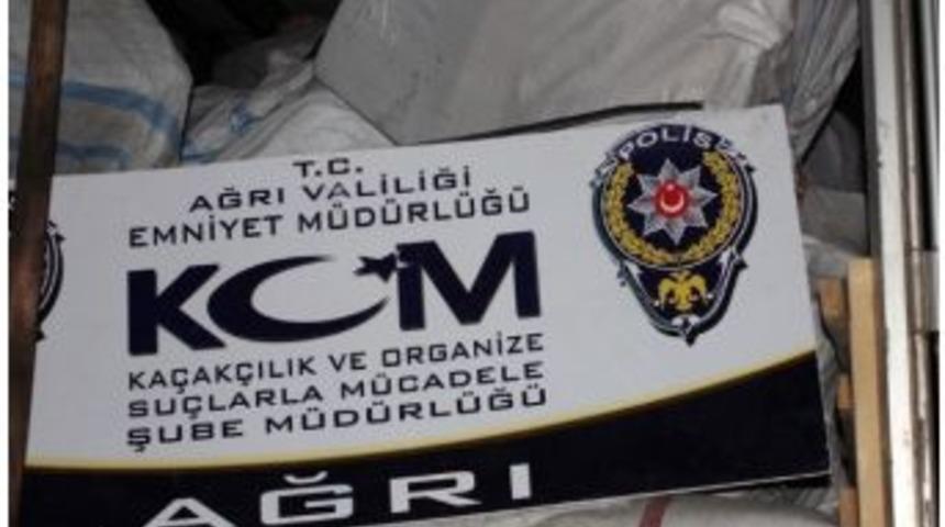 G&uuml;bre Y&uuml;kl&uuml; Tır&rsquo;da Ka&ccedil;ak Sigara Ele Ge&ccedil;irildi