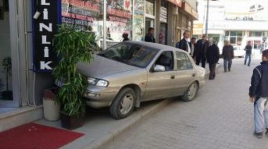 Tansiyonu D&uuml;şen S&uuml;r&uuml;c&uuml; Otomobiliyle İş Yerine Girdi