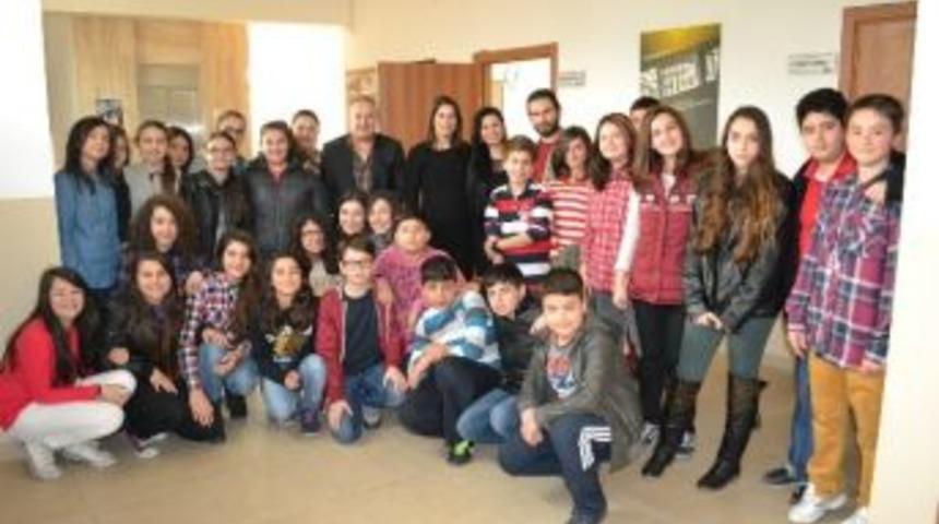 &Uuml;nl&uuml; Tiyatrocu Volkan Tan Kapaklı&rsquo;da