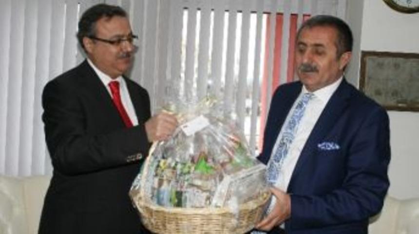 Bakan Yardımcısı Kafkas&rsquo;a D&uuml;zce Hediyesi