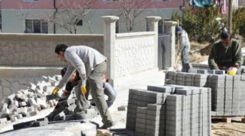 Karaman Belediyesi'nin Kaldırım &Ccedil;alışmaları Devam Ediyor