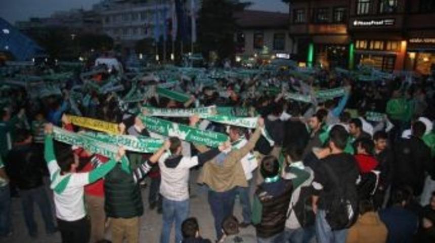 Bursaspor Taraftarı Tff Ve Y&ouml;netimi Protesto İ&ccedil;in Y&uuml;r&uuml;d&uuml;