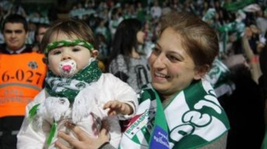 Dişi Timsahlardan Esprili Trib&uuml;n Şov