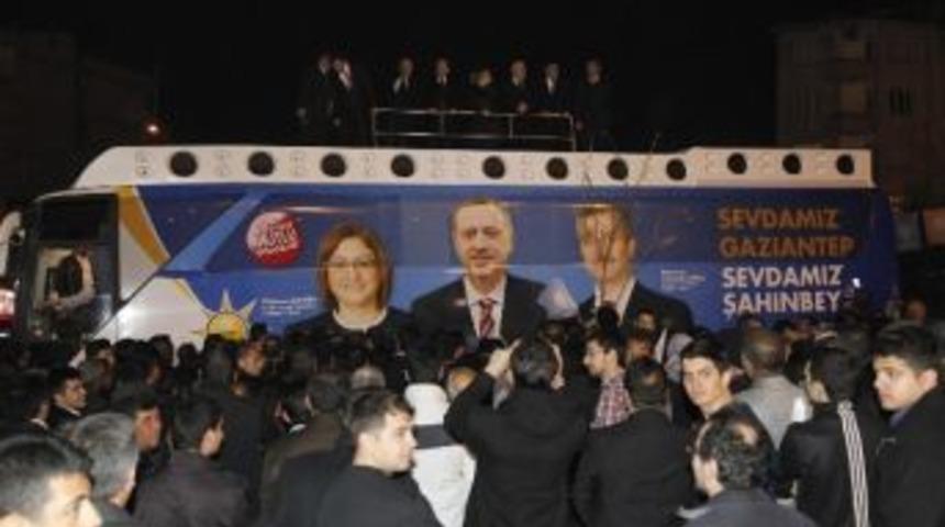 Ak Parti Şahinbey İl&ccedil;e Se&ccedil;im Koordinasyon Merkezi&rsquo;ne Miting Gibi A&ccedil;ılış