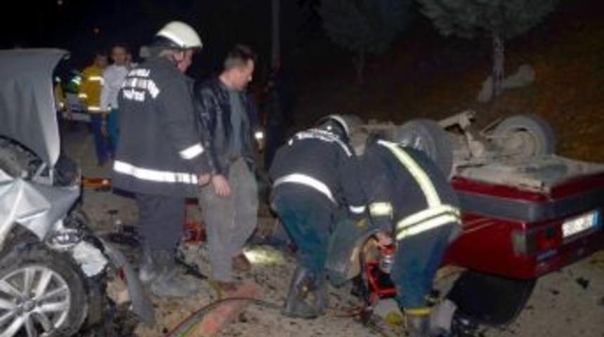 Otomobil İle Kamyonet Kafa Kafaya &Ccedil;arpıştı: 1 &Ouml;l&uuml;, 4 Yaralı