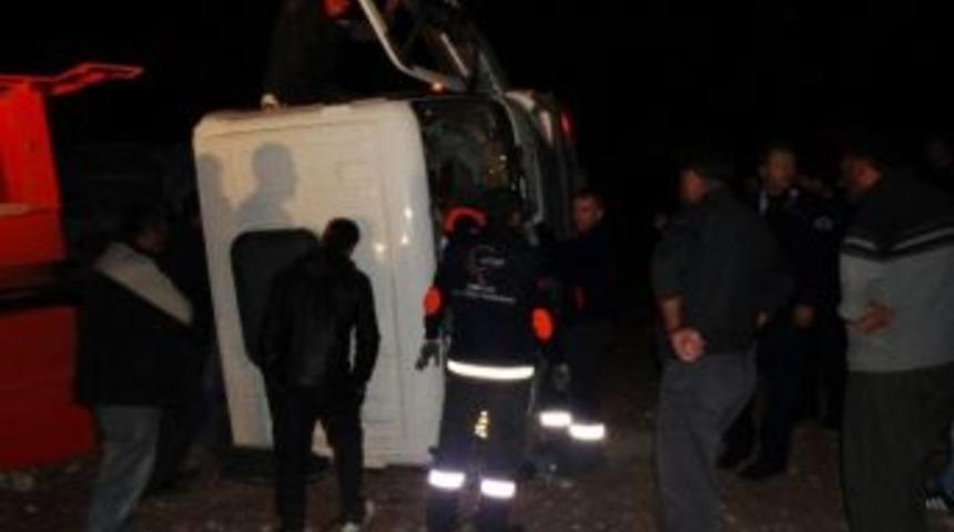 Yan Yatan Kamyonun Şof&ouml;r&uuml;n&uuml; Afad Kurtardı