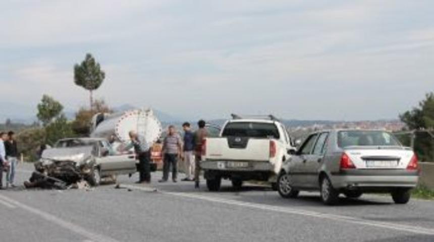 Tanker Otomobile &Ccedil;arptı: İki Yaralı