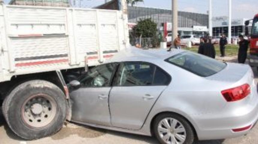 (&ouml;zel Haber) Otomobiliyle Kamyonun Altına B&ouml;yle Girdi