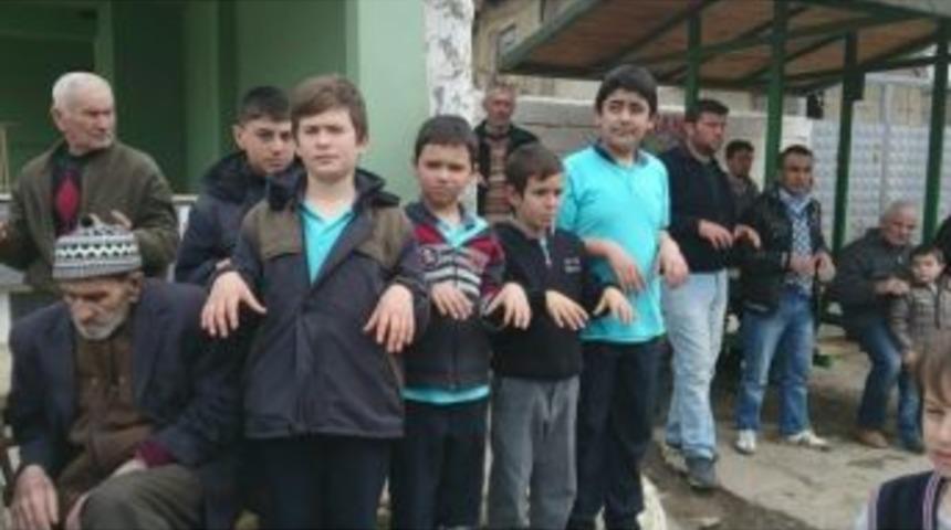 Minikler Yağmur İ&ccedil;in Duada