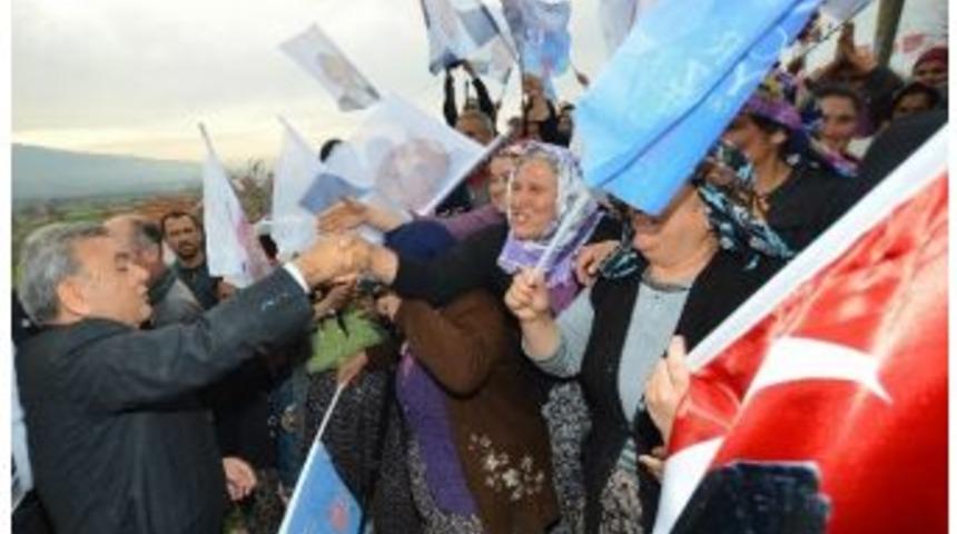 Bayrağını Kapan Aziz Kocaoğlu&rsquo;na Koştu