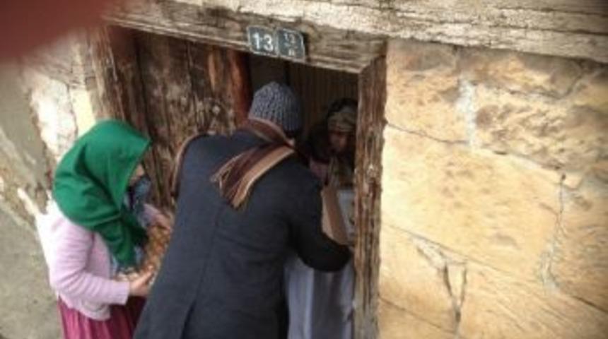 M&uuml;sl&uuml;man Dilendirmezler Cemiyeti Yardım Dağıtımını S&uuml;rd&uuml;r&uuml;yor...