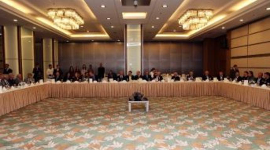 &Ccedil;erkeslerden Yaşar&rsquo;a Teşekk&uuml;r Plateki