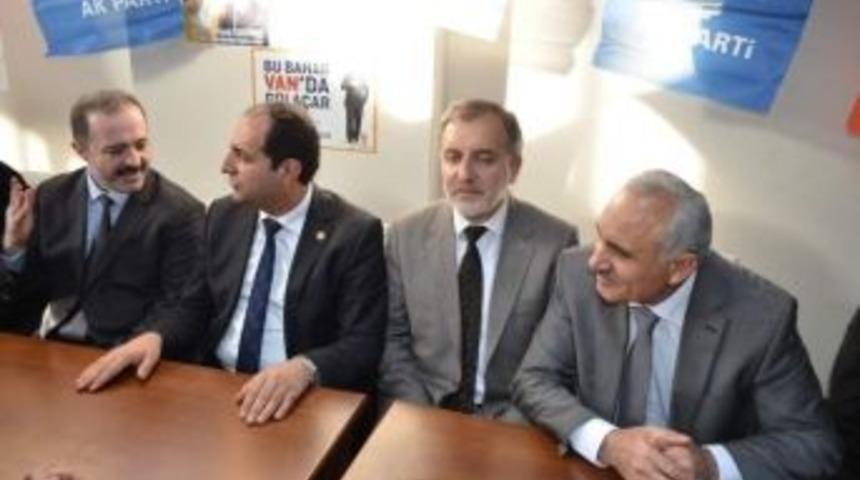 Milletvekili &Ccedil;ift&ccedil;i Ve Başkan Arapoğlu Ak Parti Se&ccedil;im B&uuml;rosunu Ziyaret Etti