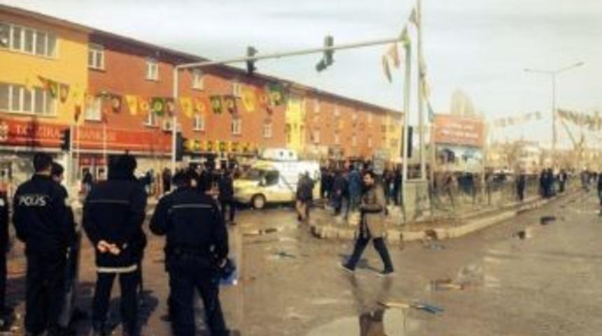 Ak Parti'lilere, &Ccedil;aldıran Mitinginde Taşlı Sopalı Saldırı