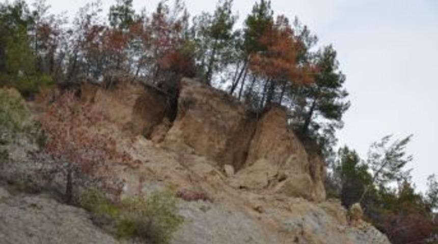 Vezirk&ouml;pr&uuml;-durağan Karayolunda Heyalan Korkutuyor