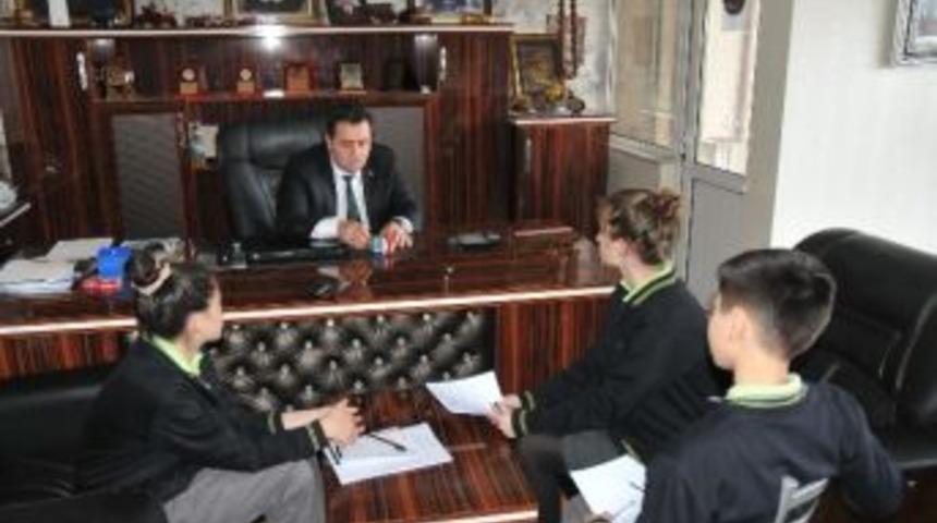 &Ouml;ğrenciler Başkan Adayı Yanmaz'ı Terletti