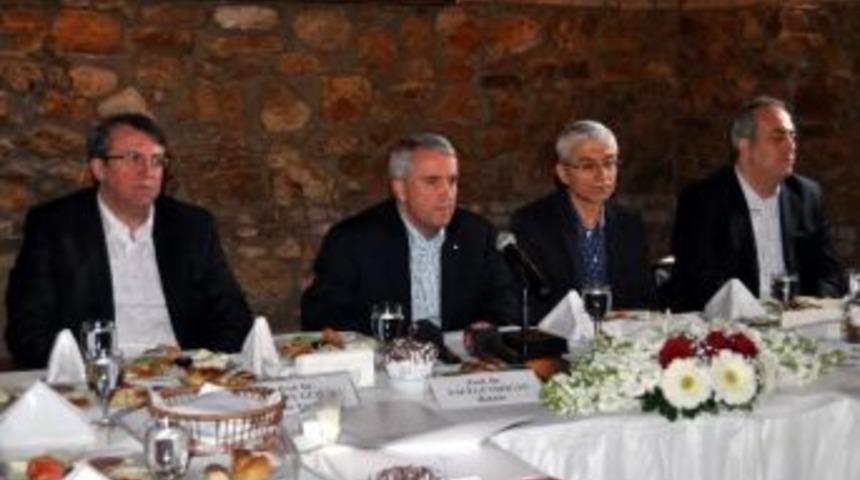 Rekt&ouml;r G&uuml;ndoğan Basın Mensuplarıyla Buluştu