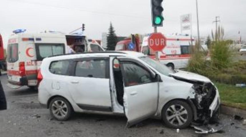 Otomobiller &Ccedil;arpıştı: 4 Yaralı