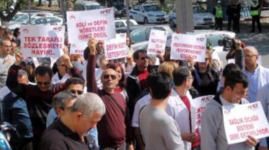 Aile Hekimleri Acil Servislerdeki N&ouml;betlere Karşı Y&uuml;r&uuml;d&uuml;