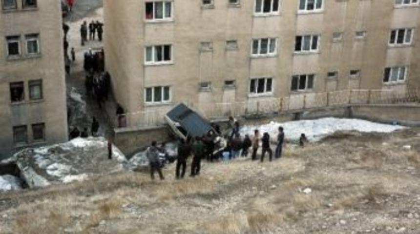 Otomobil 100 Metreden U&ccedil;uruma Yuvarlandı: 1 Yaralı