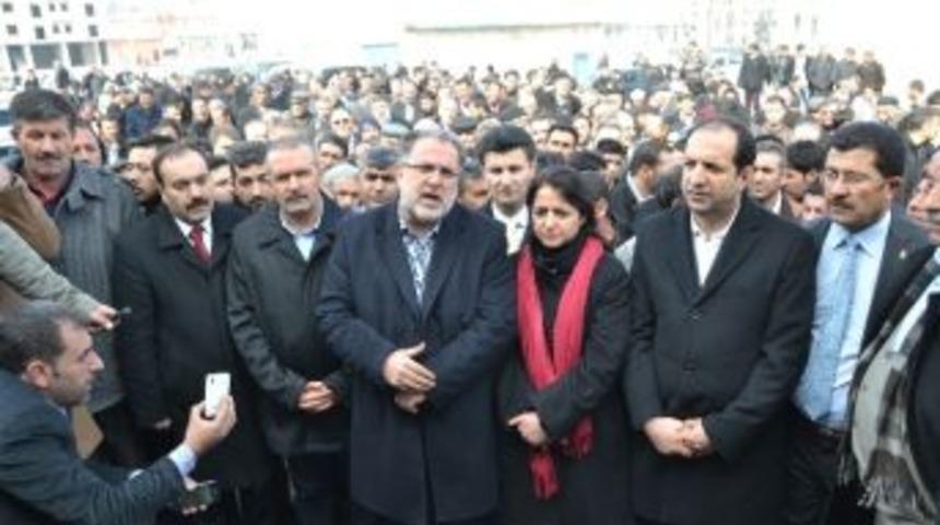 &Ccedil;aldıran Mitinginde Taşlı Sopalı Saldırı